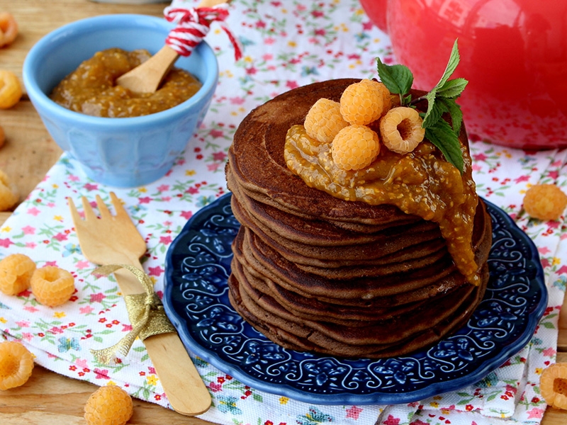 Panquecas de Chocolate com Molho de Framboesa Dourada