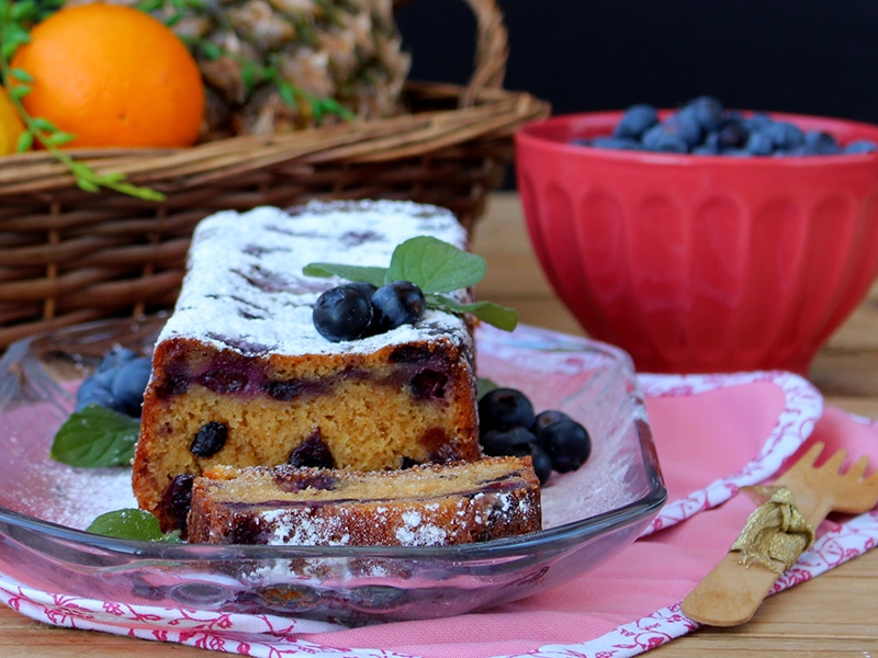 Bolo de Iogurte Grego com Mirtilos