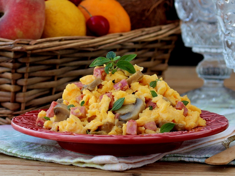 Ovos Mexidos com Cogumelos, Queijo e Mortadela de Peru
