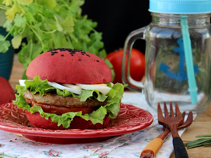 Hambúrguer de Atum em Pão de Beterraba
