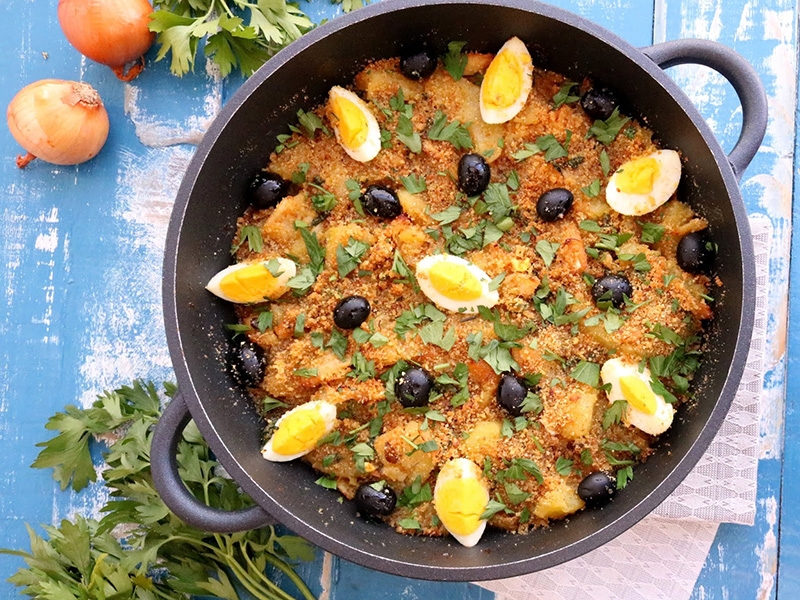 Bacalhau à Gomes de Sá com Broa